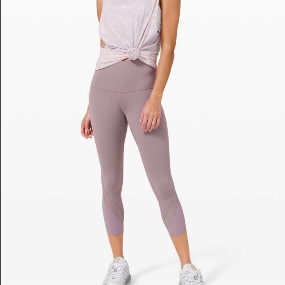 Lululemon like-new Wunder Under cropped scallop legging